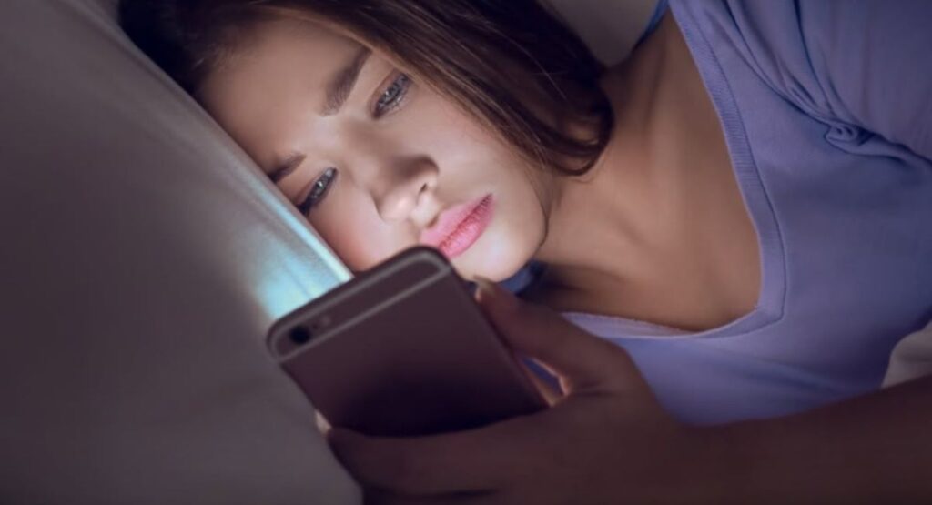 Adiar a hora de dormir para sentir que o dia foi seu Entenda a psicologia por trás desse hábito