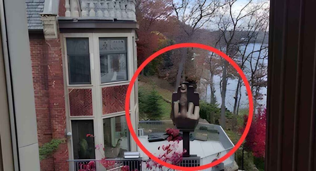 Homem compra casa ao lado da ex e gasta R$ 35 mil em estátua com dedo do meio para ela 1 Homem compra casa ao lado da ex e gasta R$ 35 mil em estátua com dedo do meio para ela (1)