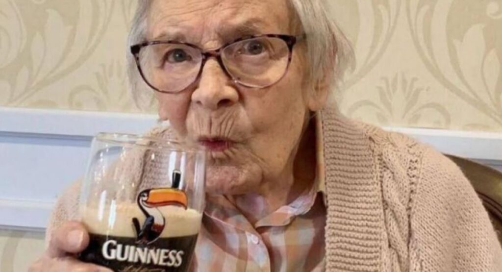 Mulher de 105 anos revela segredo da longevidade cerveja e vida de solteira