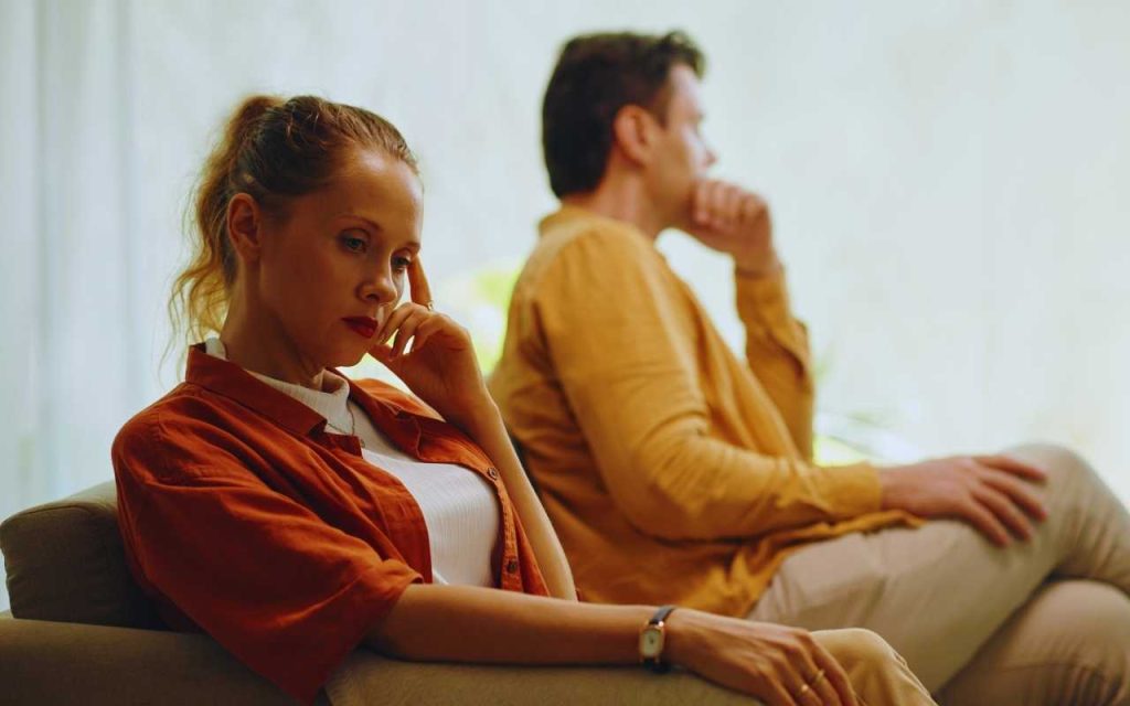 Como um narcisista termina um relacionamento: sinais e estratégias usadas