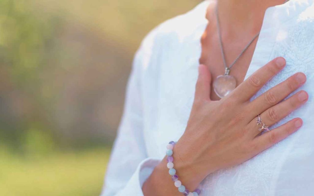 Agradecer por pequenas coisas antes de dormir pode melhorar o humor no dia seguinte, sugere estudo.