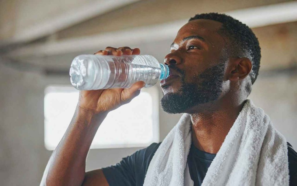 Beber água ao acordar ajuda o cérebro a despertar e melhora o foco logo cedo, aponta estudo 1 Beber água ao acordar ajuda o cérebro a despertar e melhora o foco logo cedo.