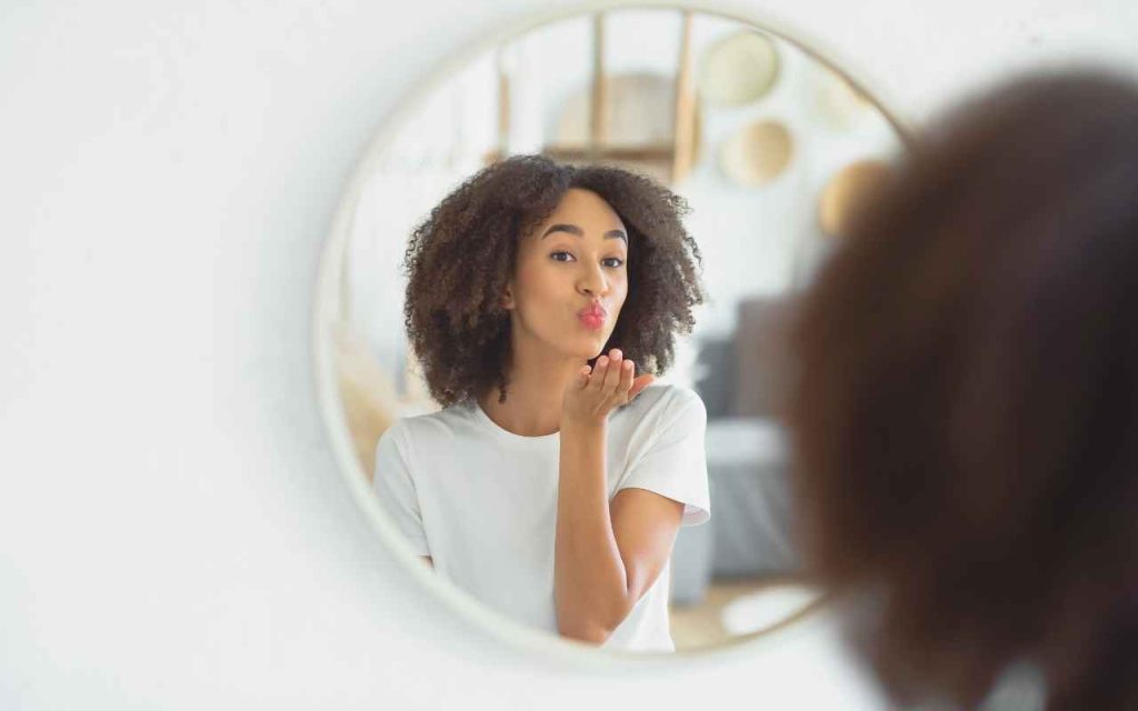 Falar consigo mesmo em voz baixa ajuda a organizar pensamentos em dias difíceis