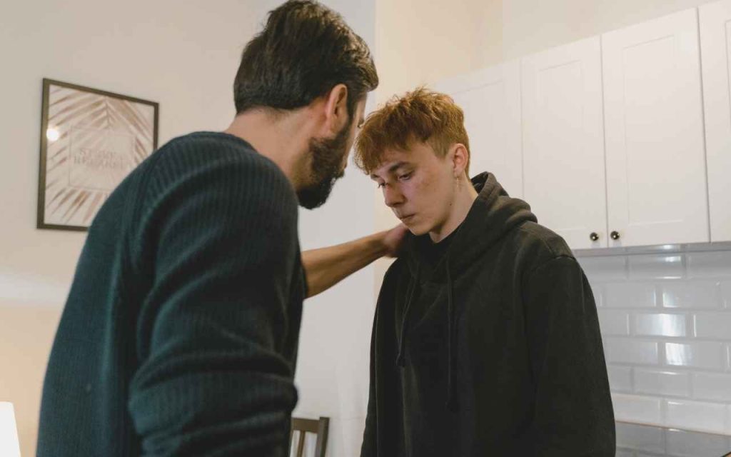 Falar sobre o que dói reduz a ansiedade porque o corpo sente que não está mais sozinho.