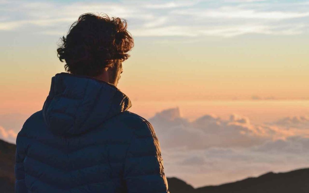 Olhar para o céu por alguns minutos ajuda a acalmar a mente e aliviar o aperto emocional 1 Olhar para o céu por alguns minutos ajuda a acalmar a mente e aliviar o aperto emocional.