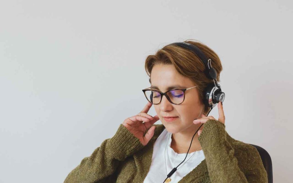 Ouvir a música que você ama aumenta dopamina e traz alívio quase imediato, segundo estudos. 1 Ouvir a música que você ama aumenta dopamina e traz alívio quase imediato, segundo estudos.