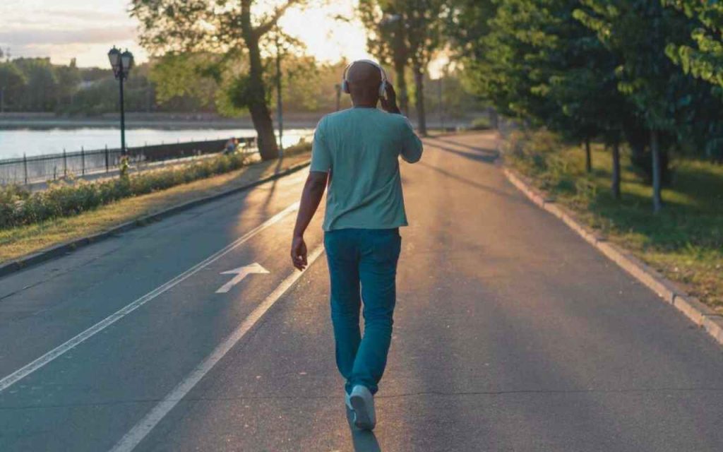 Só 10 minutos caminhando ao ar livre já deixam a mente mais leve, apontam pesquisas.