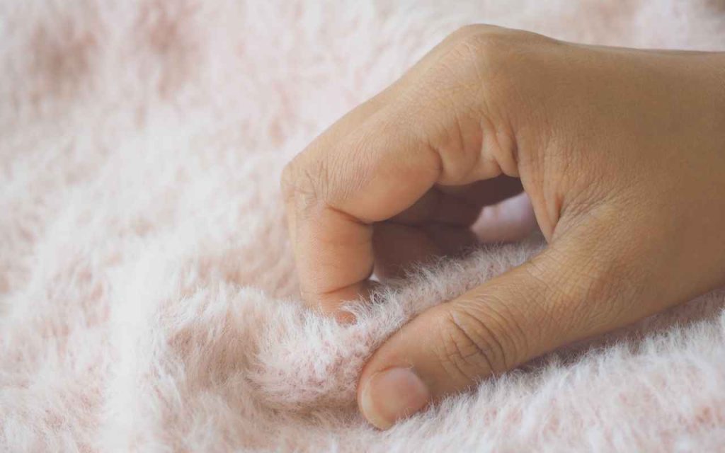 Tocar em algo macio pode acalmar a mente e reduzir a ansiedade no momento.