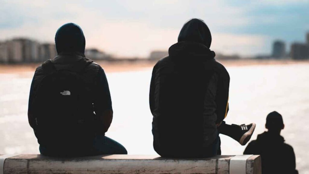 O jeito como alguém ocupa o silêncio em uma conversa pode dizer mais do que parece
