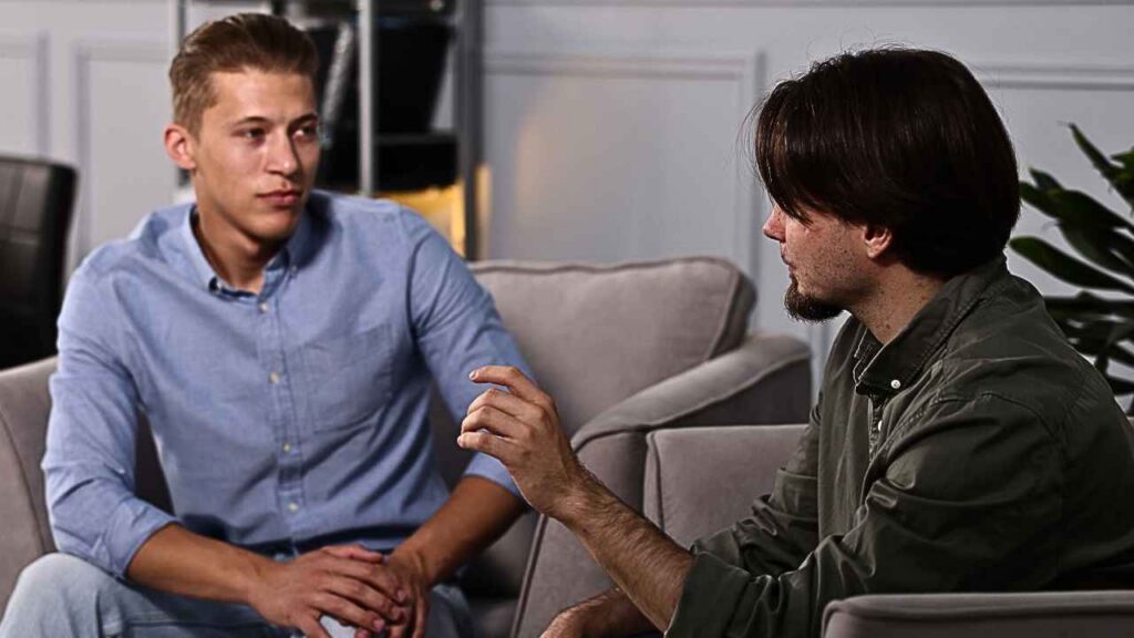 Pessoas que costumam falar baixo durante conversas geralmente passam essa impressão sem perceber