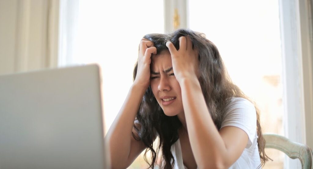O que o estresse causa no corpo feminino: 7 sinais silenciosos que você não deve ignorar