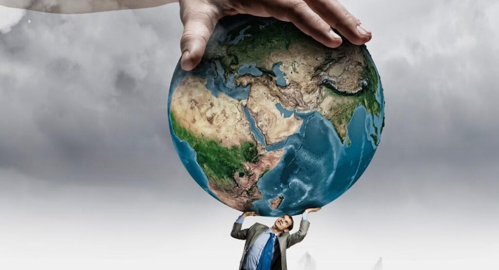 Homem em terno segurando o planeta Terra com as mãos, enquanto uma grande mão o apoia de cima, simbolizando responsabilidade global e liderança Controle emocional