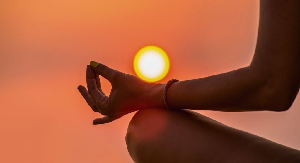 Mão em mudra de meditação pôr do sol Meditação Jovem 2025