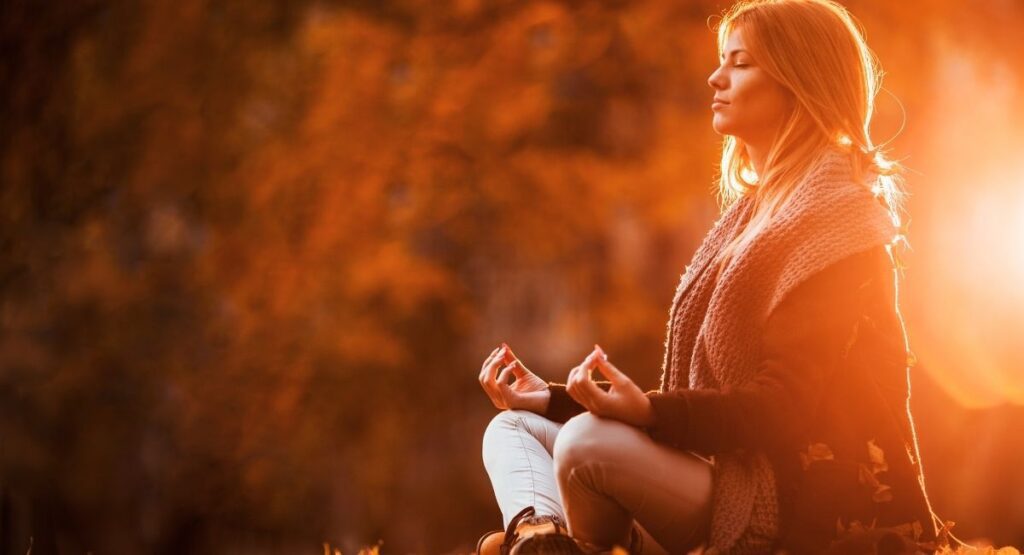 Mulher meditando pôr do sol outono Meditação Jovem