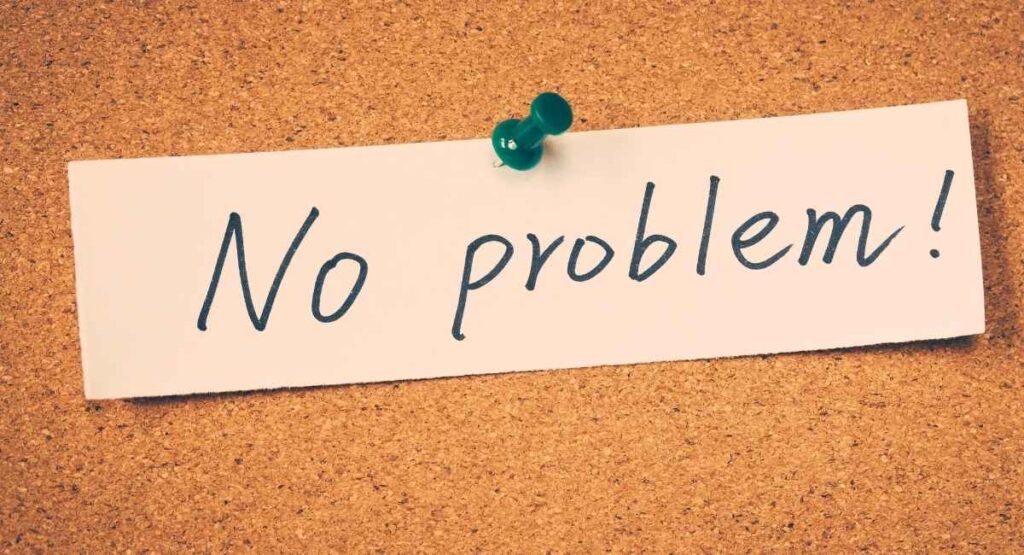 Notinha com a frase No problem! presa em um quadro de cortiça, transmitindo tranquilidade e disposição positiva. Precisa de Ajuda